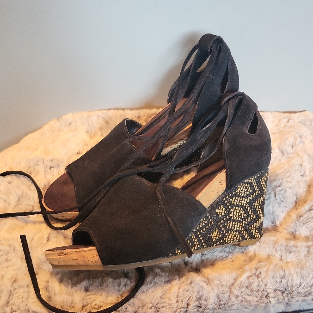 AEROSOLES Black and Gold Lace-Up Wedges